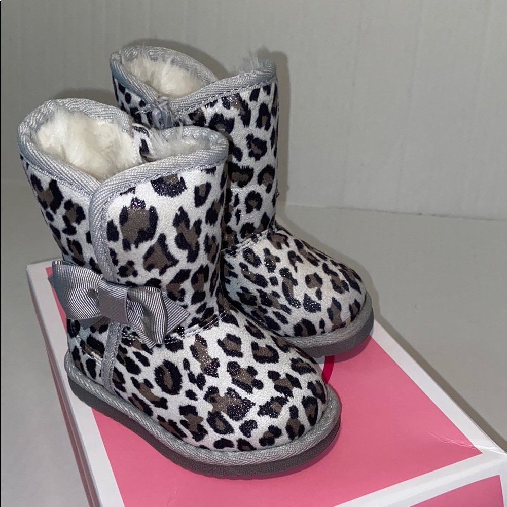 Circo Debbie Silver Leopard Print Fur-Lined Boots with Bow Size 5